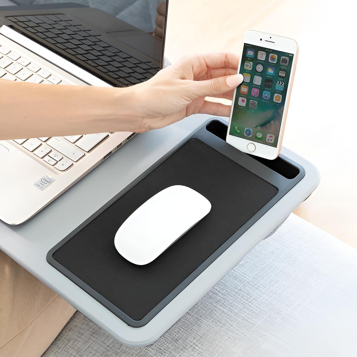 Premium Laptop-Tisch für Bett, Sofa, Couch, Auto dank Kissen | Laptop Unterlage Schoß mit Mauspad | Ablage aus Holz | Mobiles Arbeiten mit Laptop & Handy