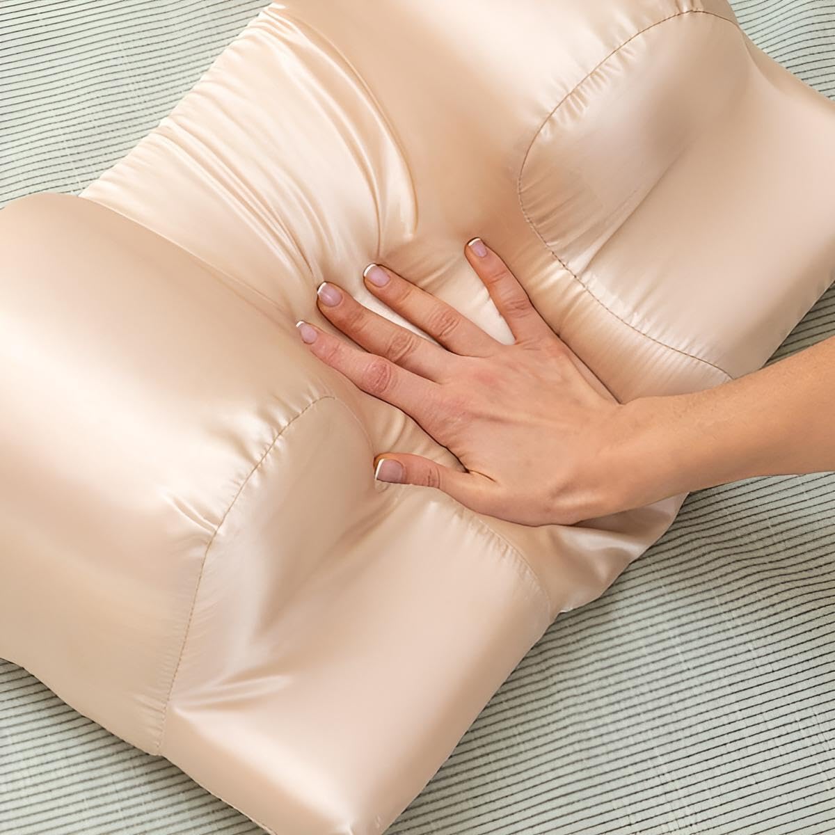 Premium Anti Falten Kissen für Rückenschläfer | Anti Aging Kopfkissen gegen Falten | Hochwertiger Satin-Bezug & Memory-Schaum | Schlafkissen & Nackenkissen in Beige