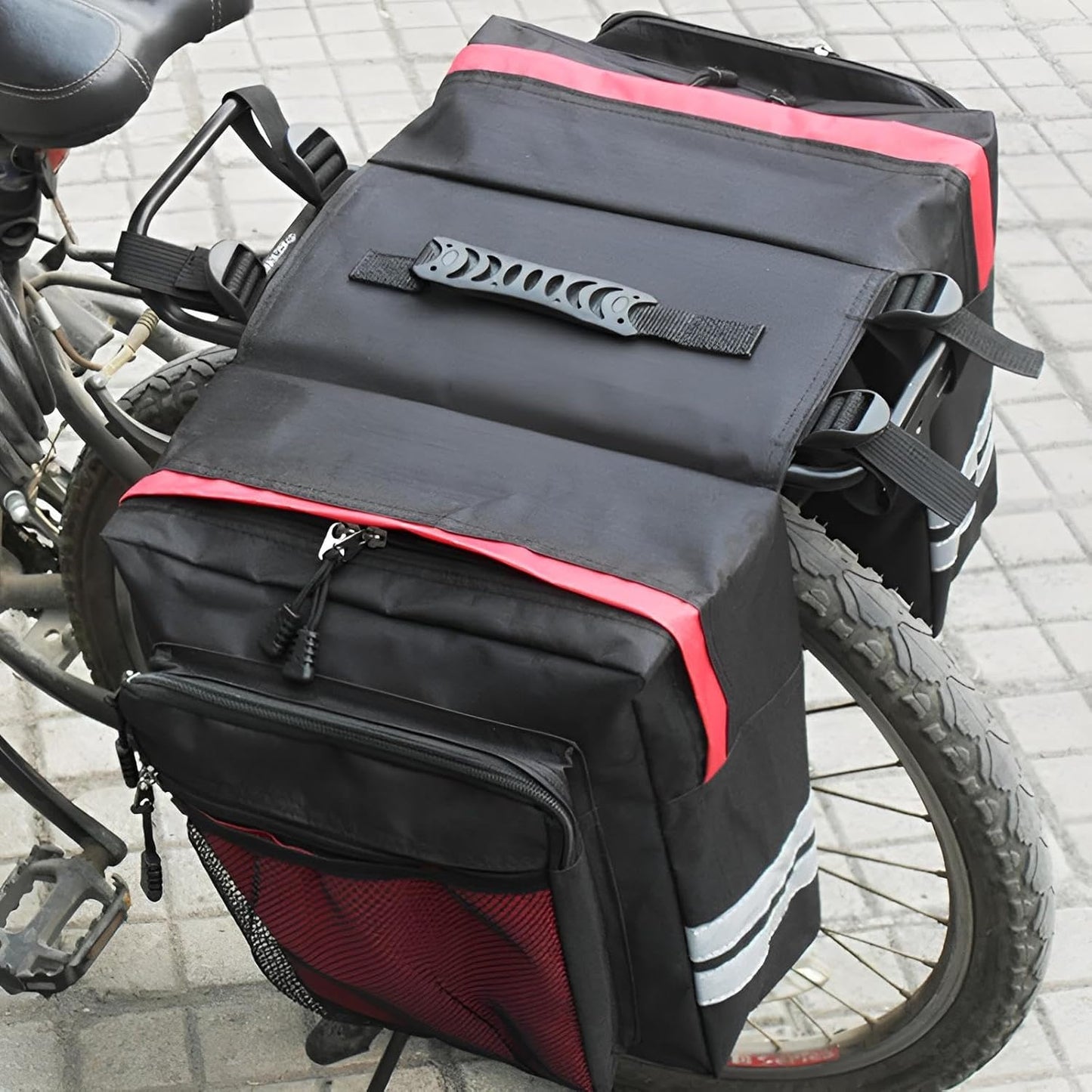 Fahrradtasche Gepäckträger wasserdicht für E-Bike & konventionelle Modelle | Gepäckträgertasche Fahrrad wasserfest | Fahrradrucksack reflektierend (Rote Streifen)