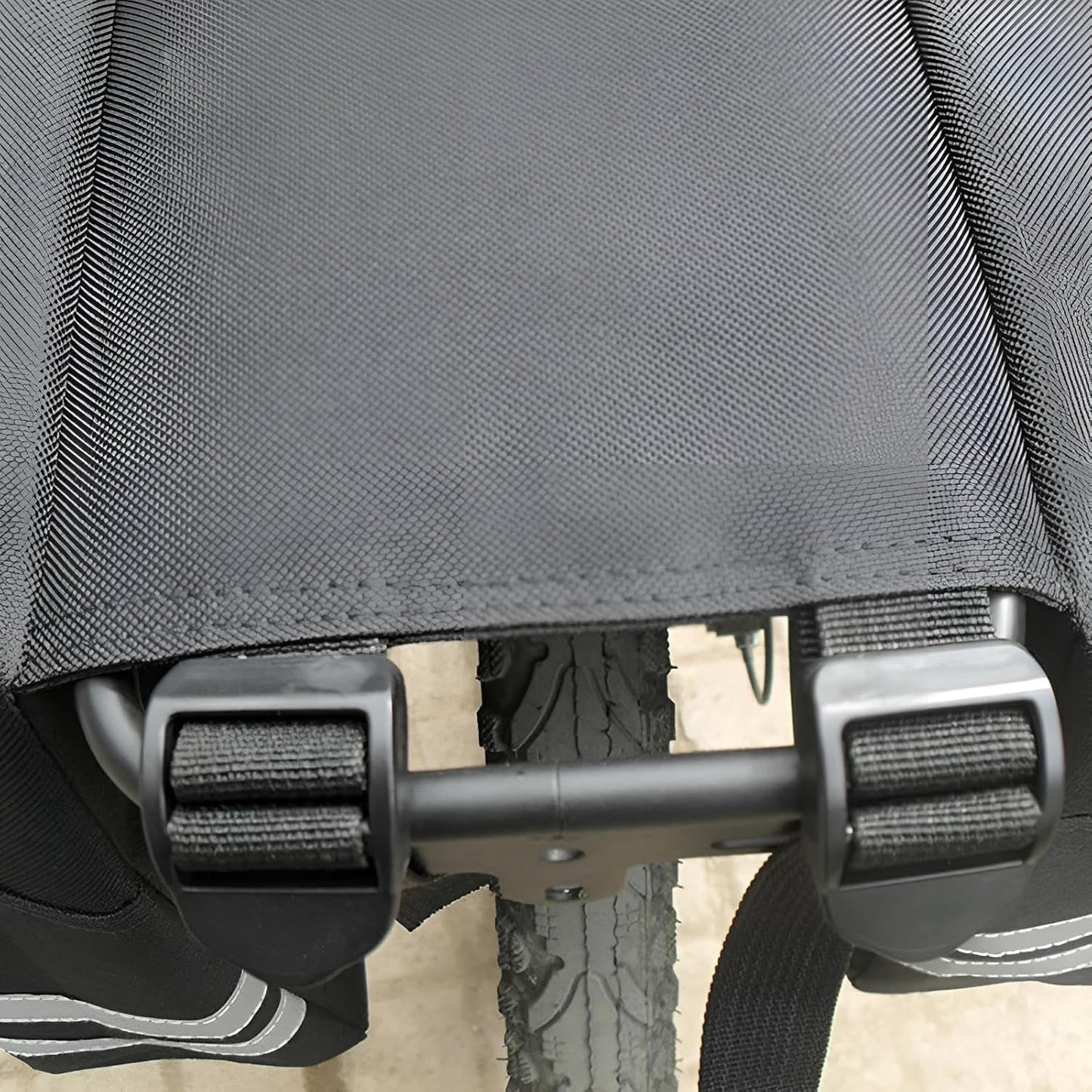 Fahrradtasche Gepäckträger wasserdicht für E-Bike & konventionelle Modelle | Gepäckträgertasche Fahrrad wasserfest | Fahrradrucksack reflektierend (Rote Streifen)